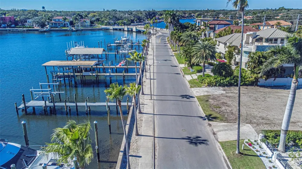 140 BRIGHTWATERS BOULEVARD NE St Petersburg, FL 33704