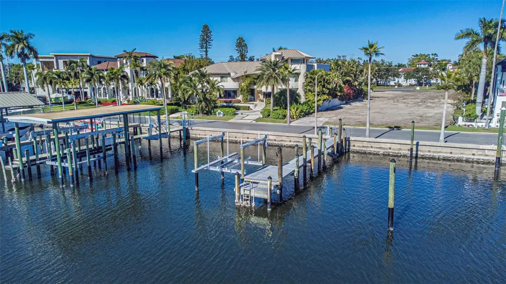 140 BRIGHTWATERS BOULEVARD NE St Petersburg, FL 33704
