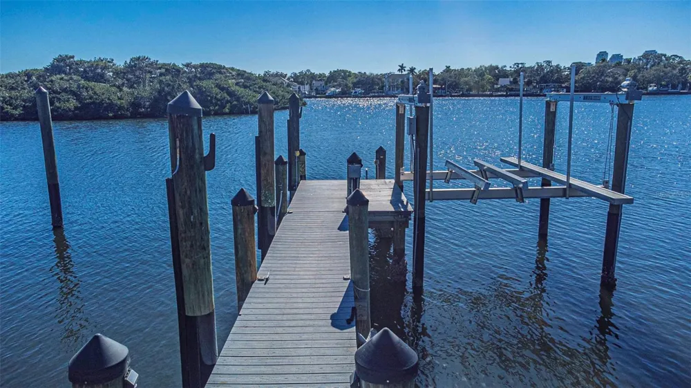 140 BRIGHTWATERS BOULEVARD NE St Petersburg, FL 33704