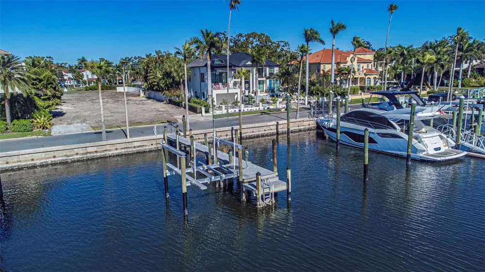 140 BRIGHTWATERS BOULEVARD NE St Petersburg, FL 33704
