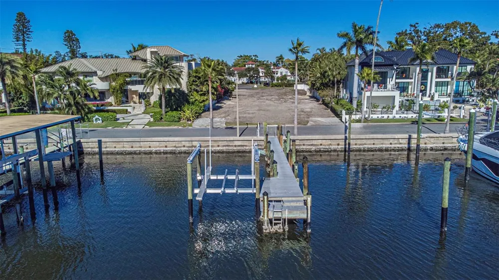 140 BRIGHTWATERS BOULEVARD NE St Petersburg, FL 33704