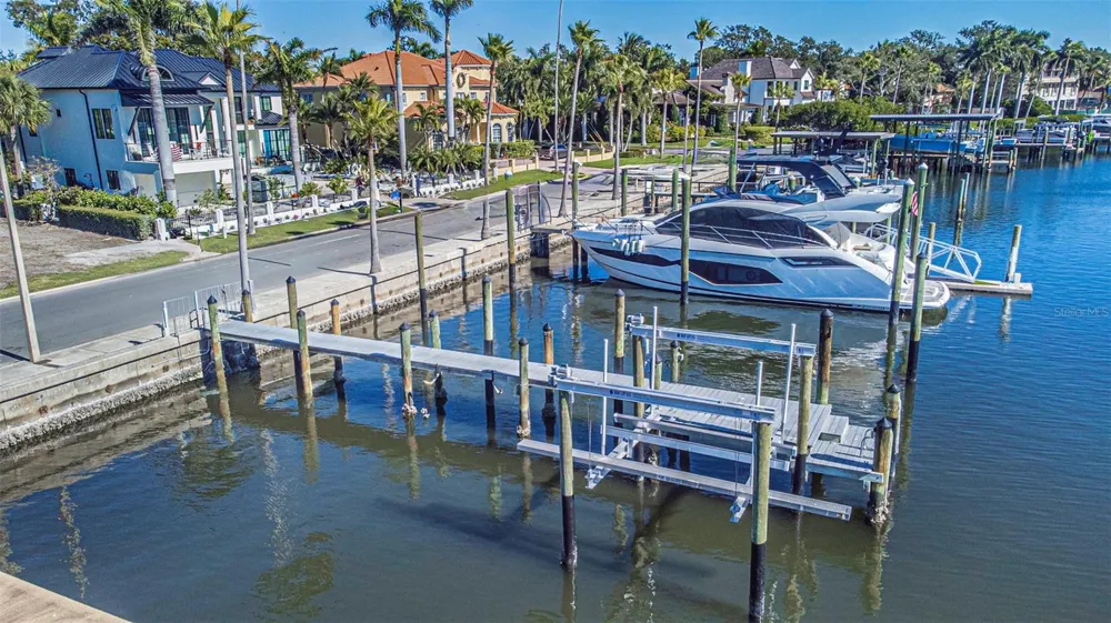 140 BRIGHTWATERS BOULEVARD NE St Petersburg, FL 33704