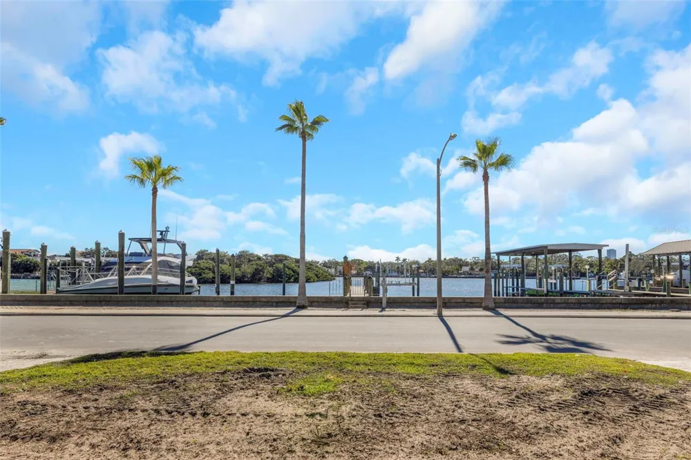 140 BRIGHTWATERS BOULEVARD NE St Petersburg, FL 33704
