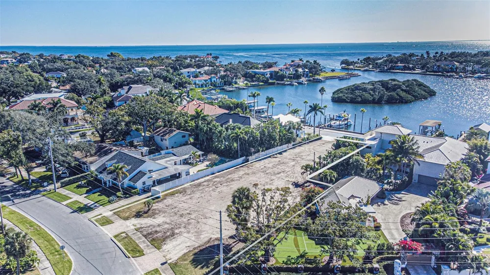 140 BRIGHTWATERS BOULEVARD NE St Petersburg, FL 33704