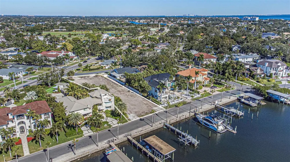 140 BRIGHTWATERS BOULEVARD NE St Petersburg, FL 33704