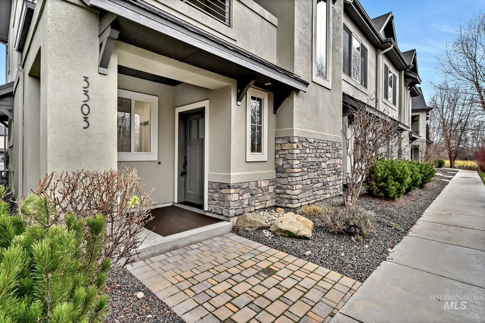 3303 E Front Runner Ln