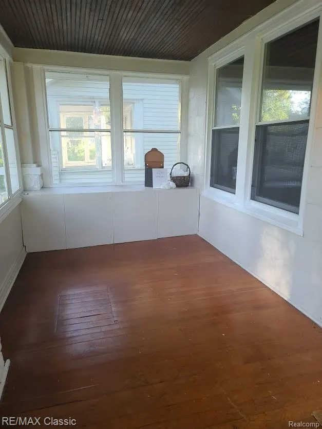 300 BAKER STREET Royal Oak City, MI 48067