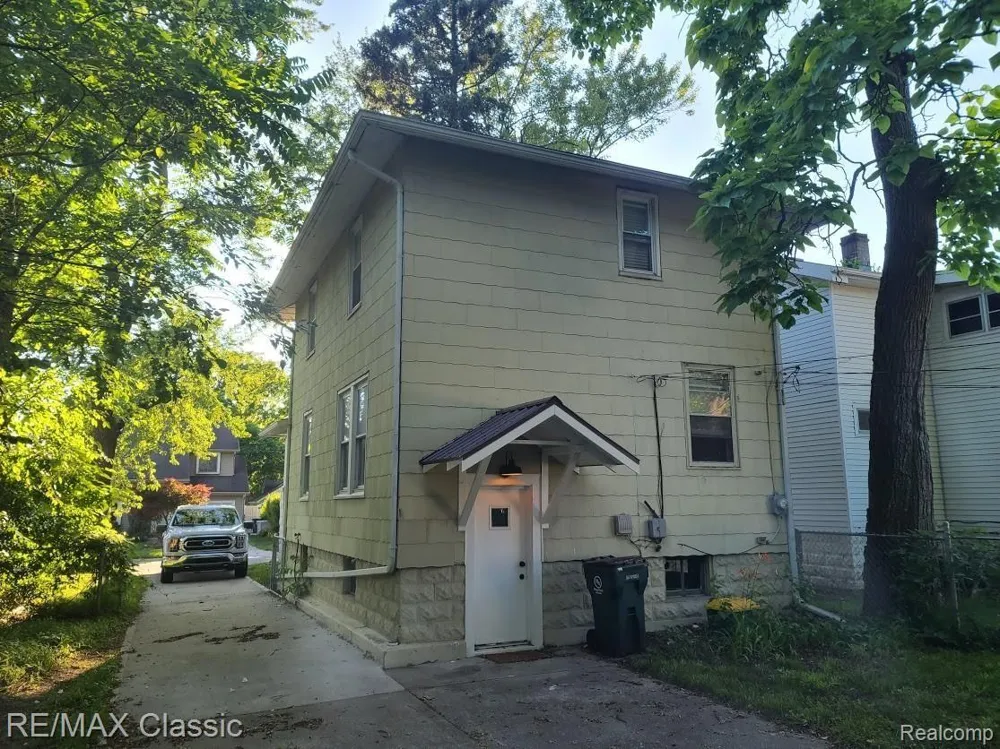 300 BAKER STREET Royal Oak City, MI 48067