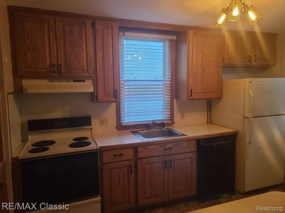 300 BAKER STREET Royal Oak City, MI 48067
