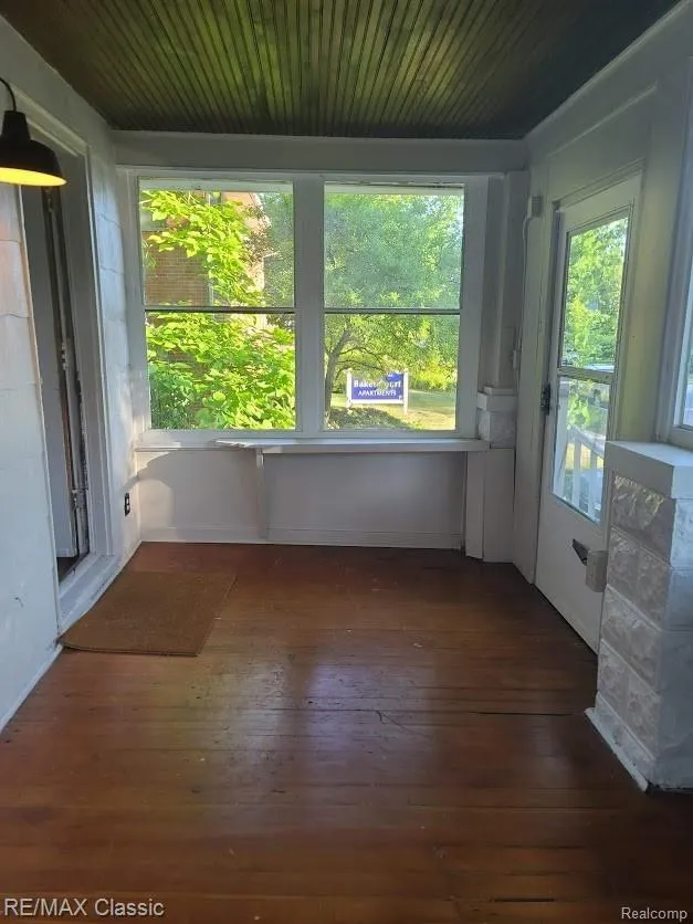 300 BAKER STREET Royal Oak City, MI 48067