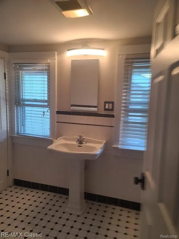 300 BAKER STREET Royal Oak City, MI 48067