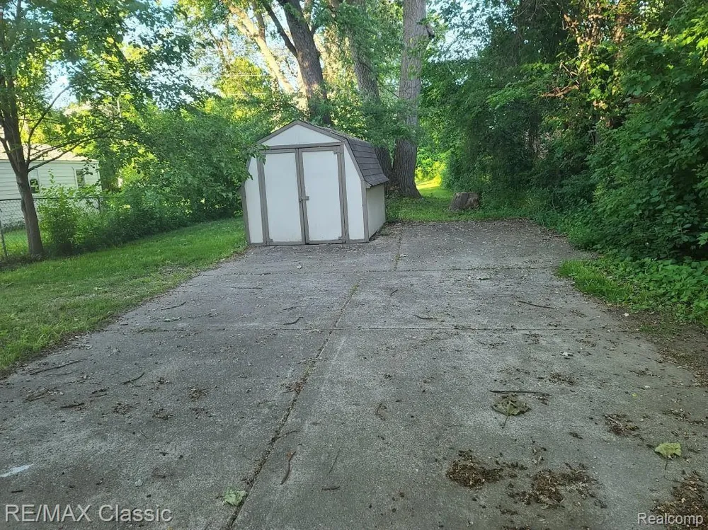 300 BAKER STREET Royal Oak City, MI 48067