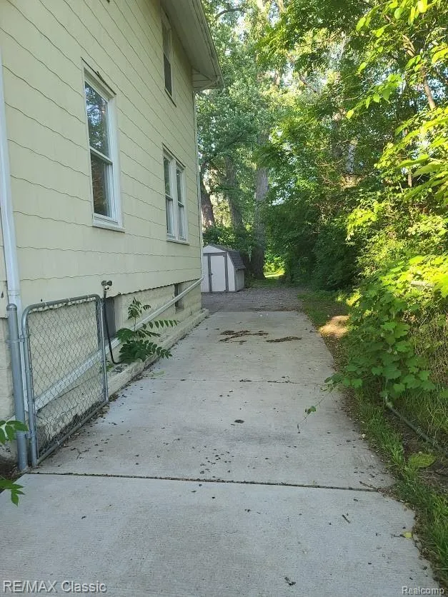 300 BAKER STREET Royal Oak City, MI 48067