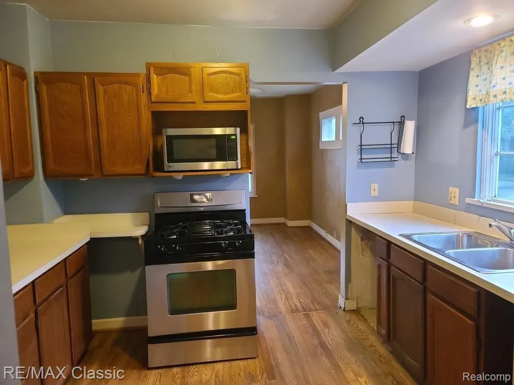 304 BAKER STREET Royal Oak City, MI 48067