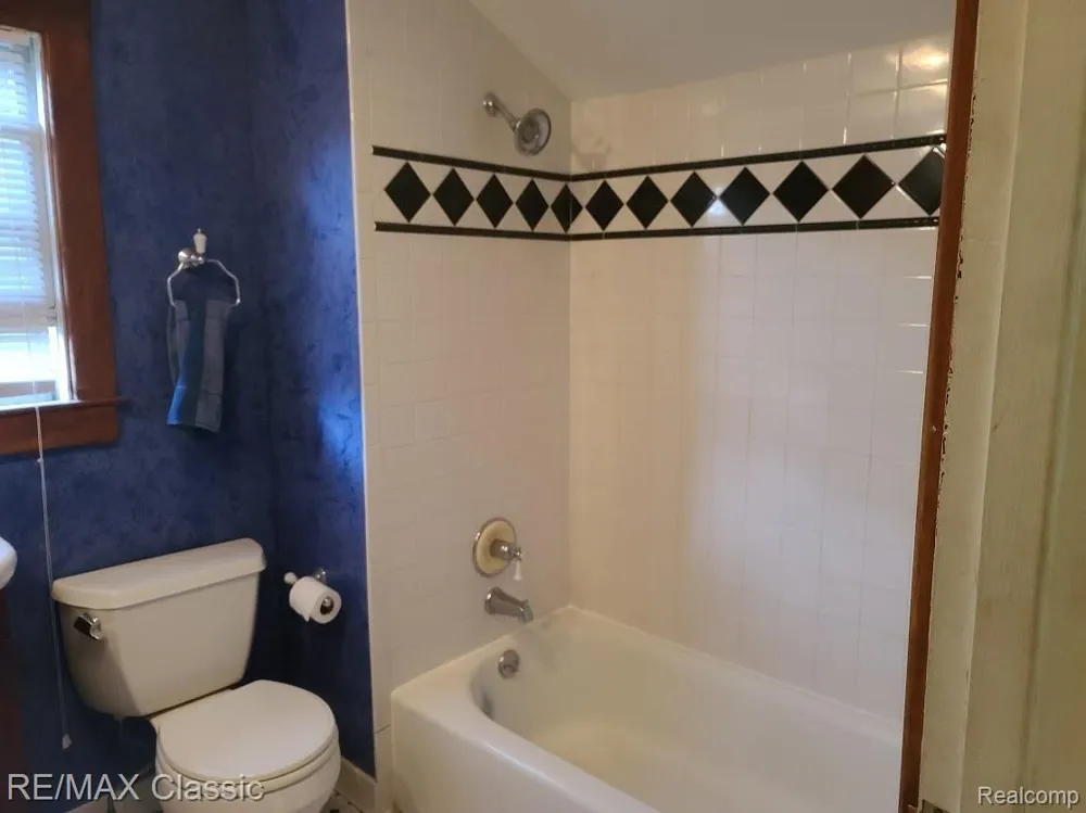 304 BAKER STREET Royal Oak City, MI 48067