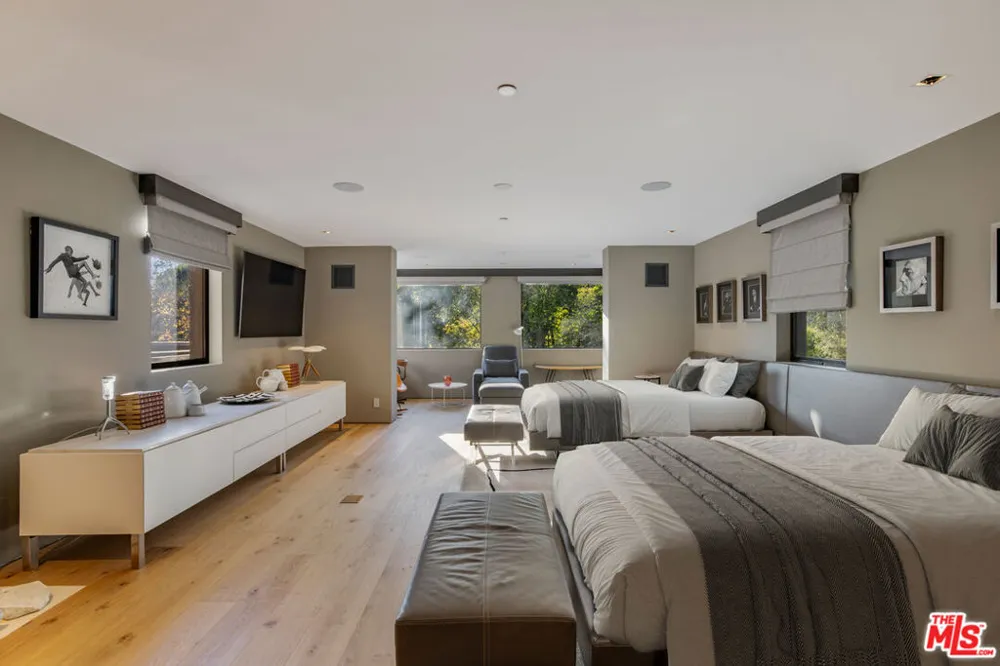 11968 Brentridge Drive Los Angeles, CA 90049