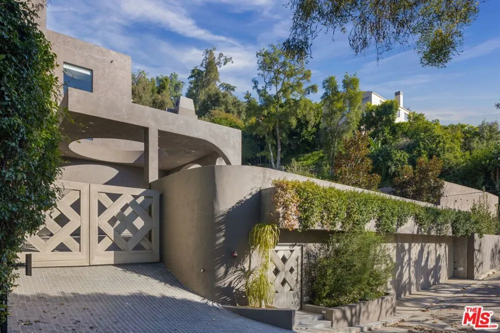 11968 Brentridge Drive Los Angeles, CA 90049