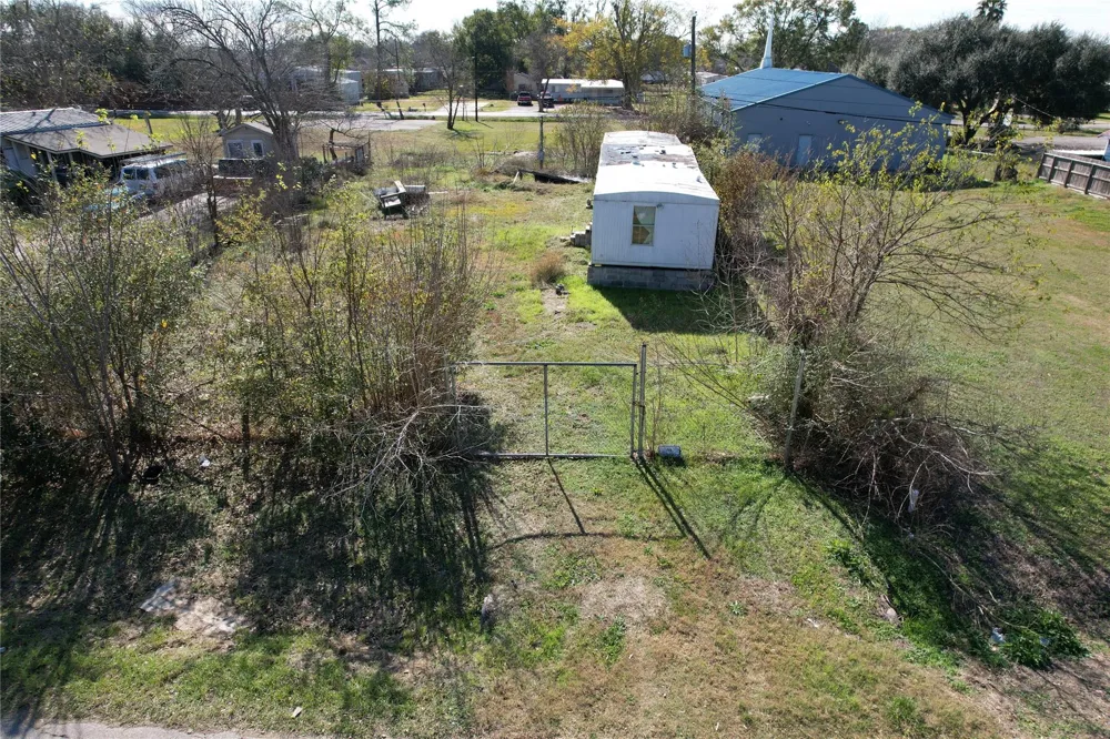 206 Crescent Drive Fresno, TX 77545