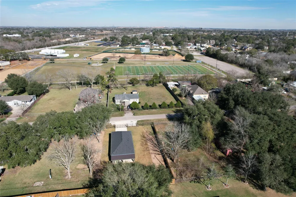 206 Crescent Drive Fresno, TX 77545