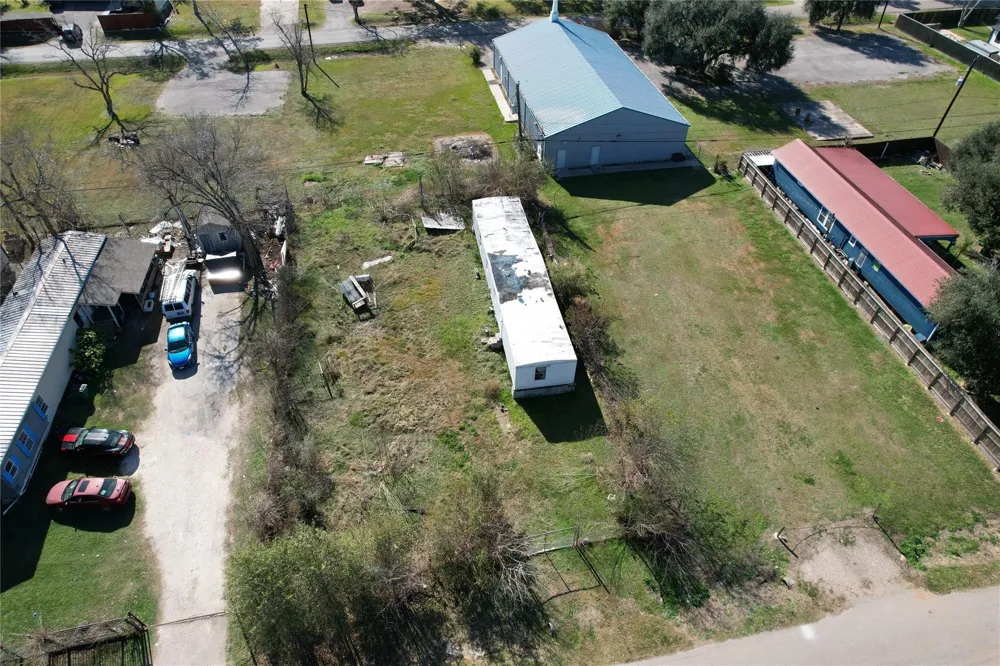 206 Crescent Drive Fresno, TX 77545