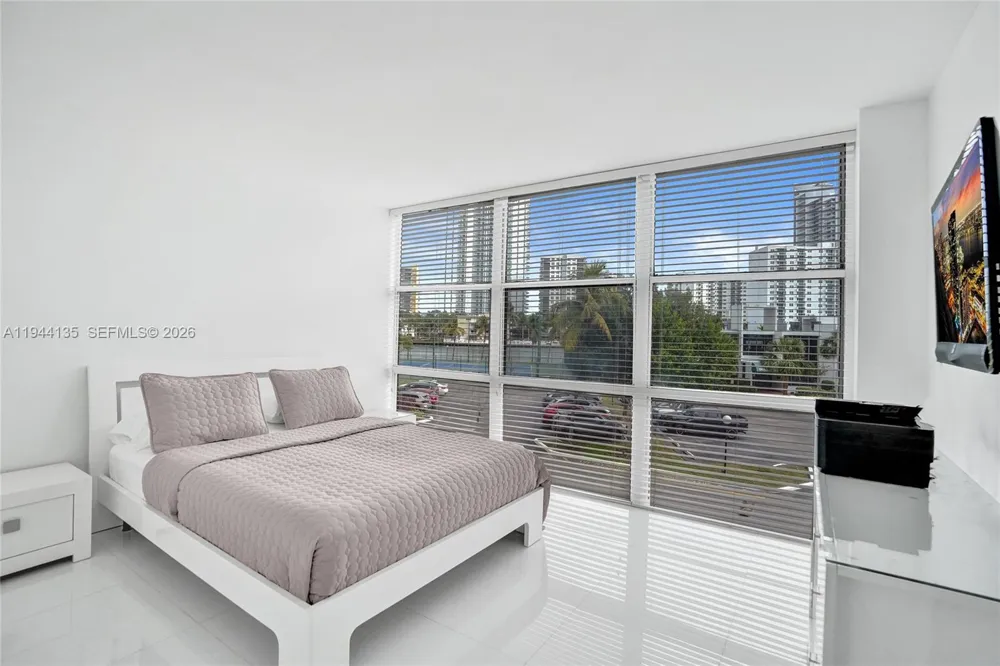 1000 Parkview Dr #330 Hallandale Beach, FL 33009