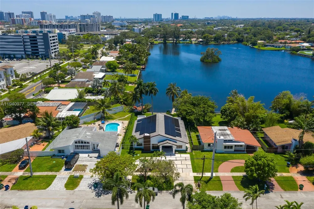2560 NE 199th St Miami, FL 33180