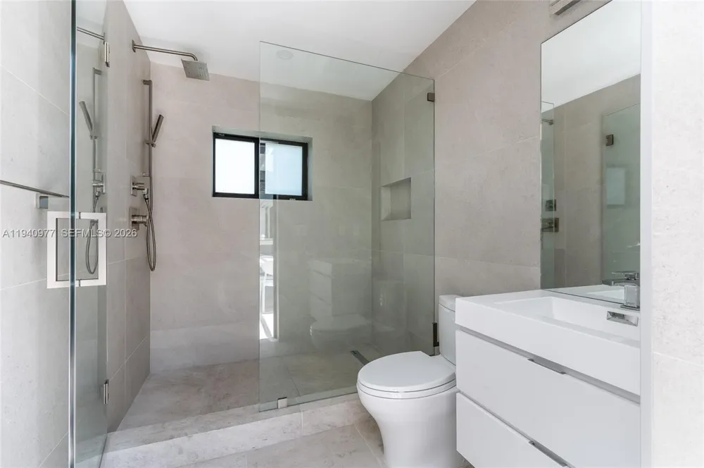 2560 NE 199th St Miami, FL 33180