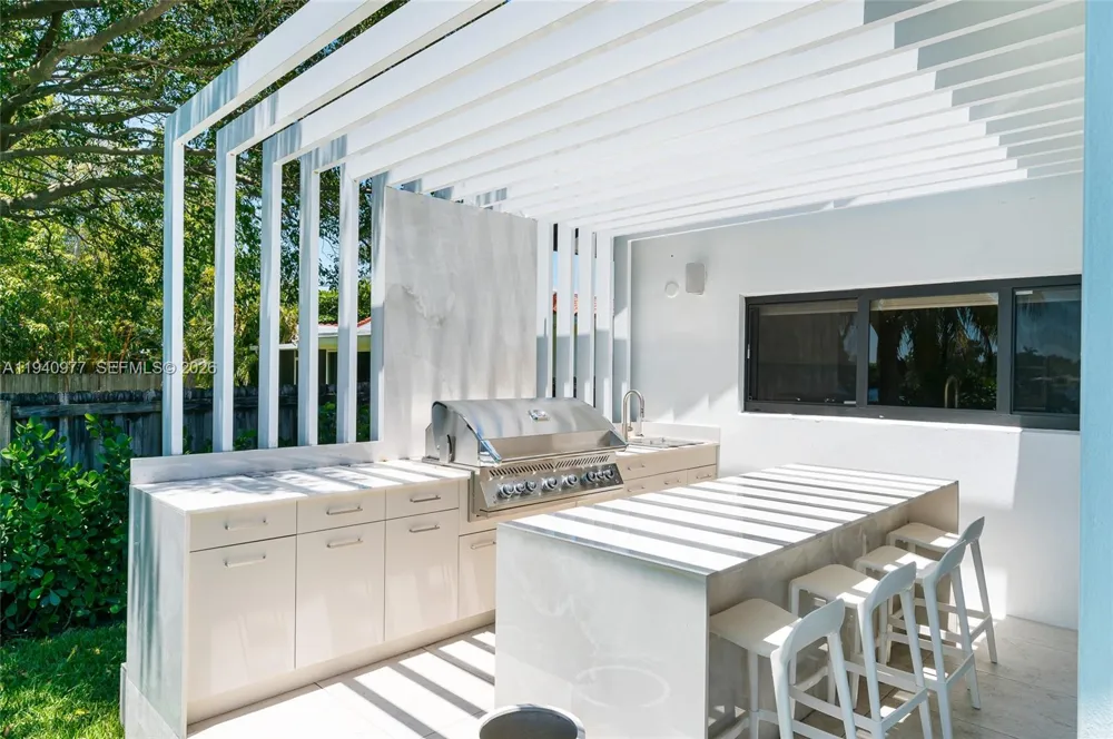 2560 NE 199th St Miami, FL 33180