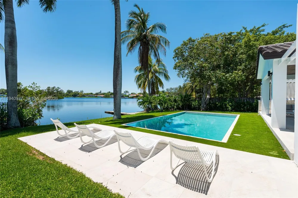 2560 NE 199th St Miami, FL 33180