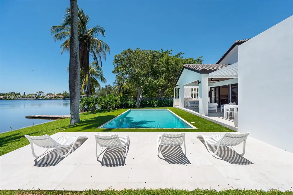 2560 NE 199th St Miami, FL 33180