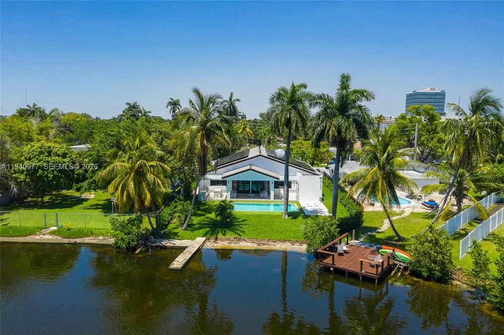 2560 NE 199th St Miami, FL 33180