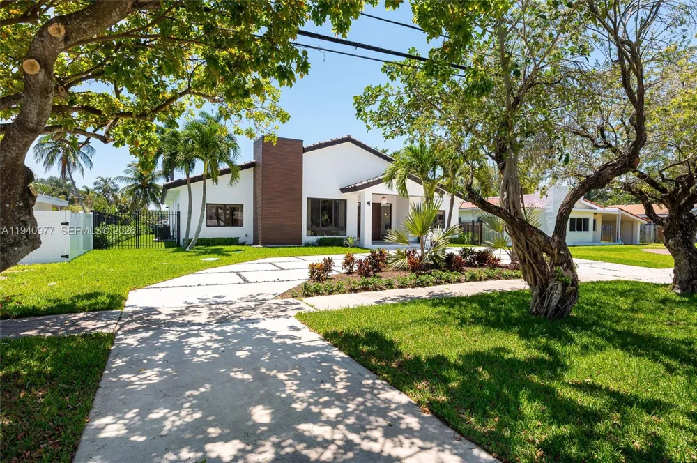 2560 NE 199th St Miami, FL 33180