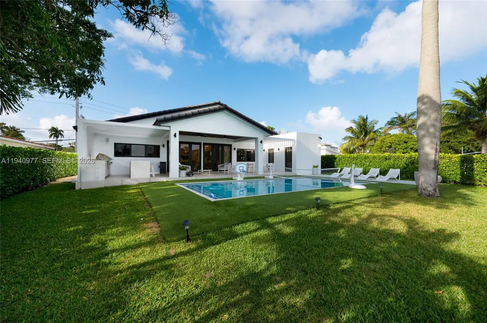 2560 NE 199th St Miami, FL 33180