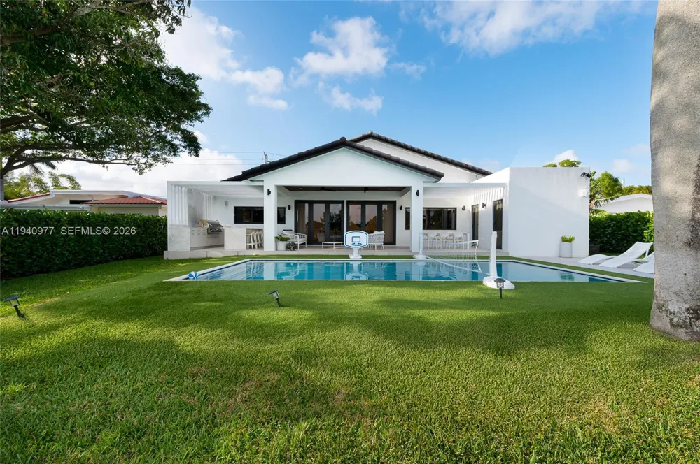 2560 NE 199th St Miami, FL 33180