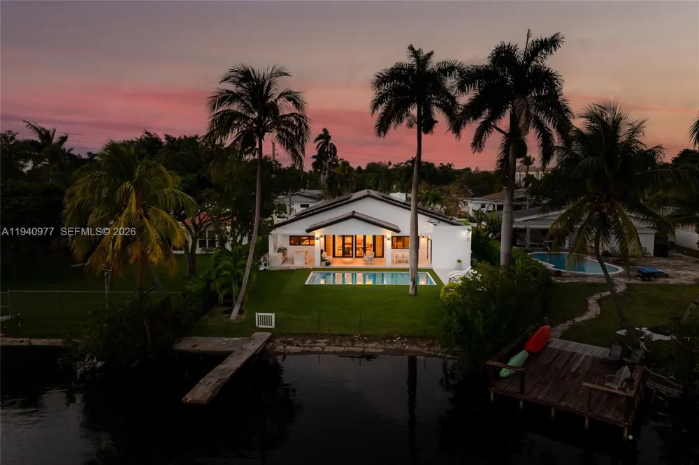 2560 NE 199th St Miami, FL 33180