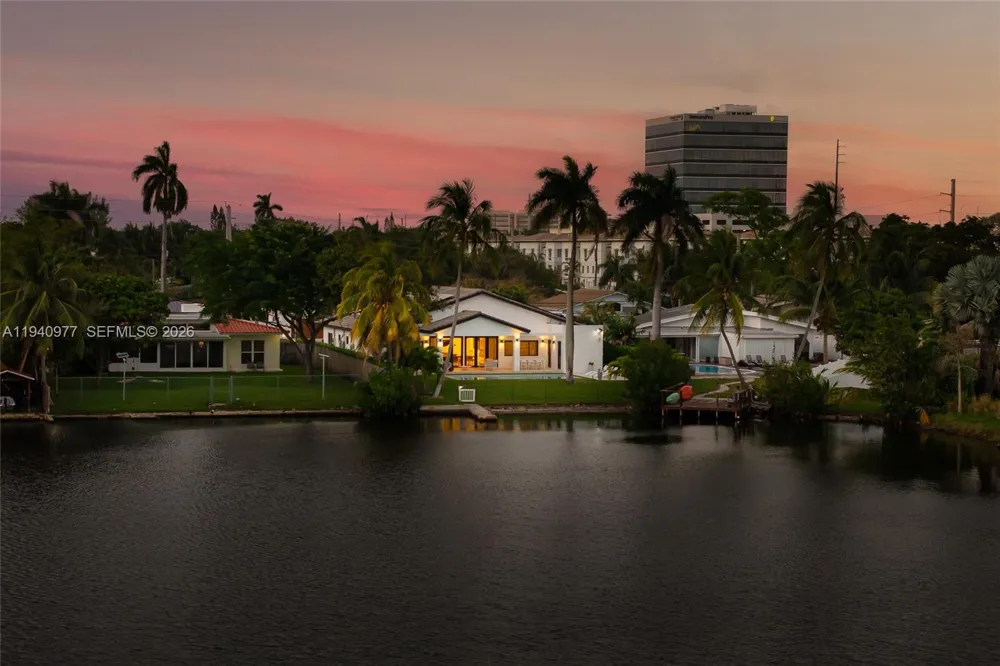 2560 NE 199th St Miami, FL 33180