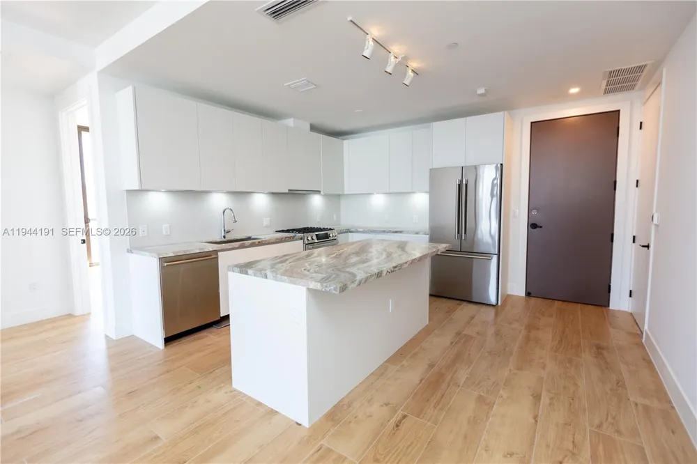 3034 Oak Avenue #408 Coconut Grove, FL 33133