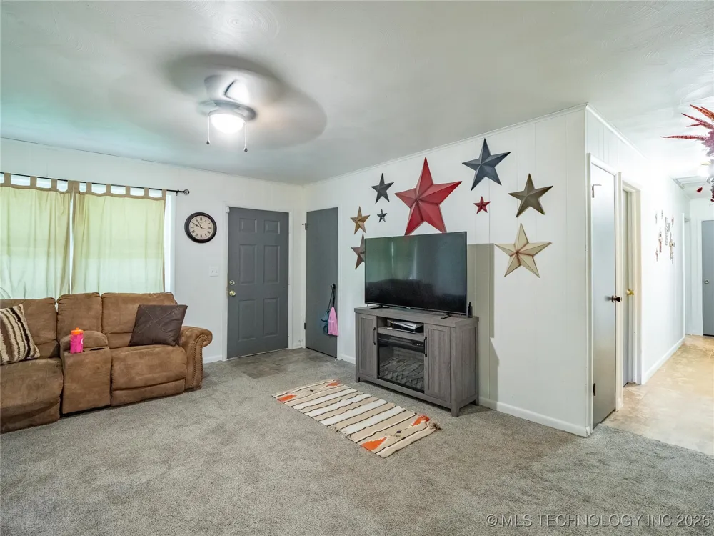 809 Carbon Avenue Hartshorne, OK 74547