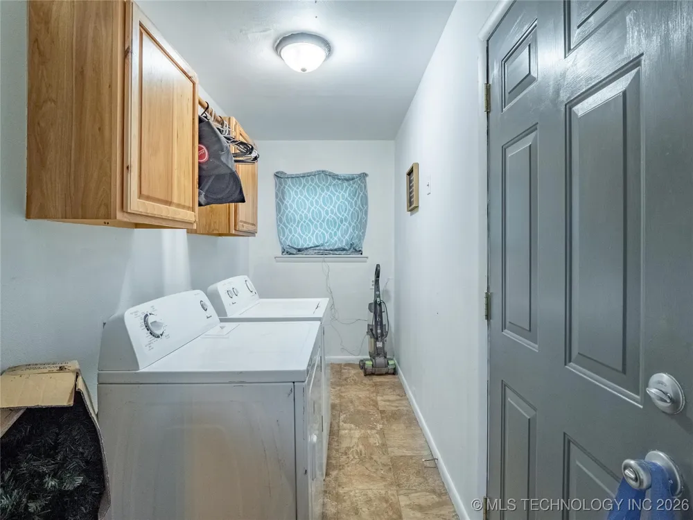 809 Carbon Avenue Hartshorne, OK 74547