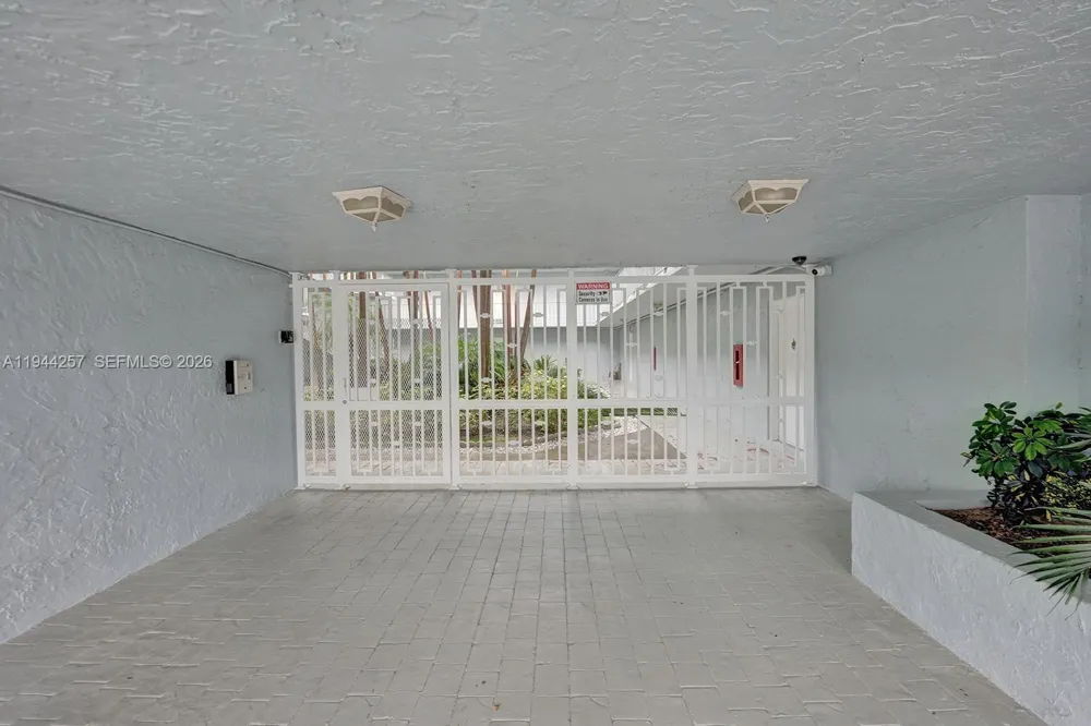 505 S Pine Island Rd #405B Plantation, FL 33324