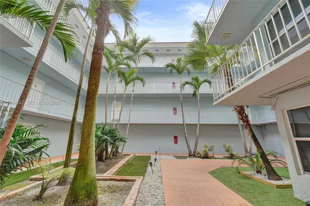 505 S Pine Island Rd #405B Plantation, FL 33324