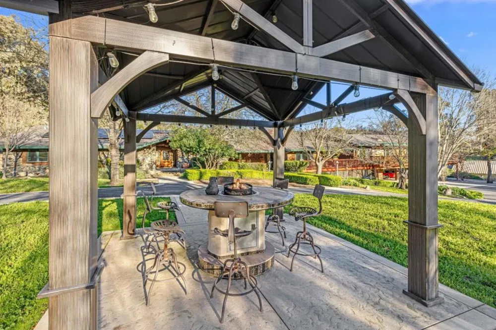 6915 Redwood Retreat Road Gilroy, CA 95020
