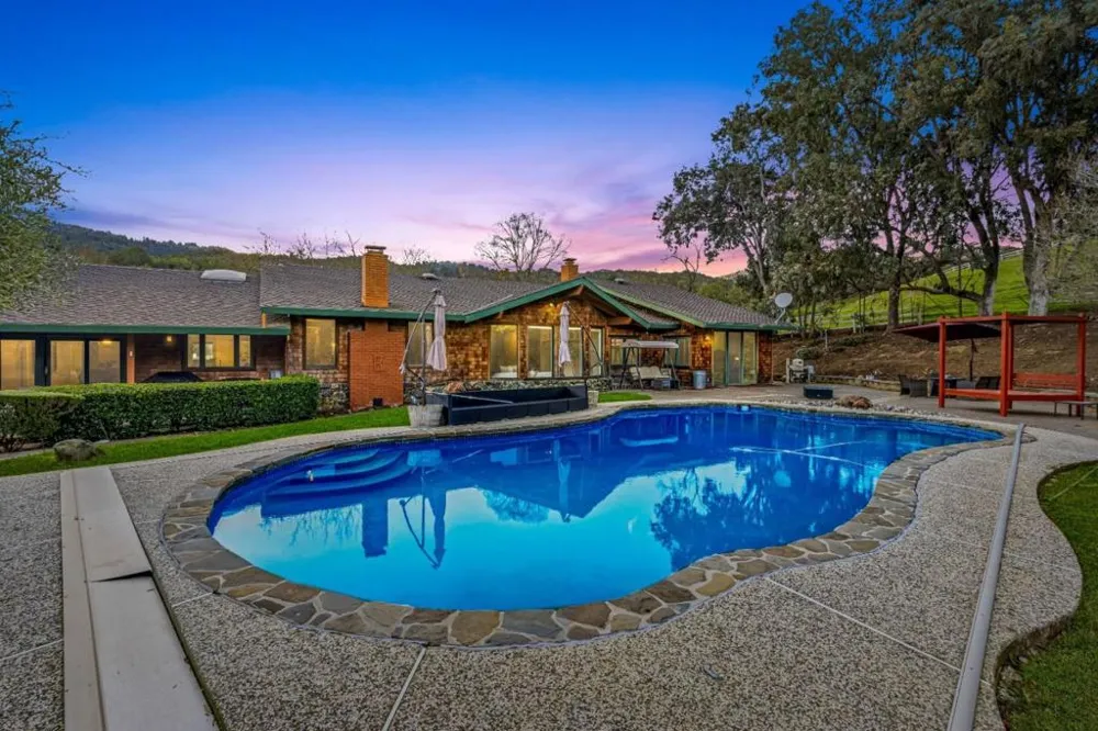 6915 Redwood Retreat Road Gilroy, CA 95020