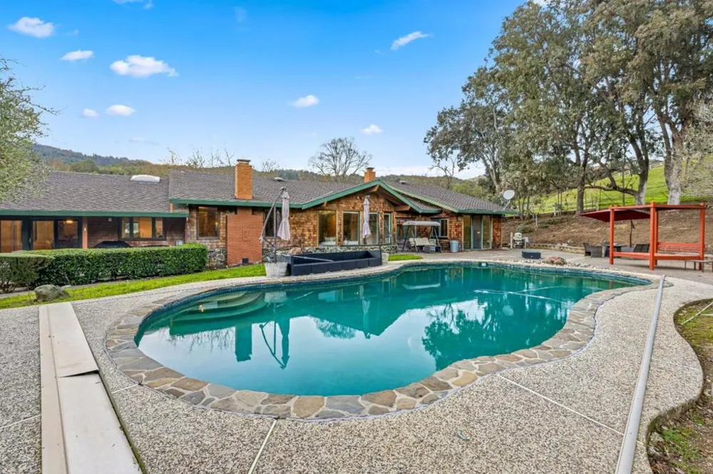 6915 Redwood Retreat Road Gilroy, CA 95020