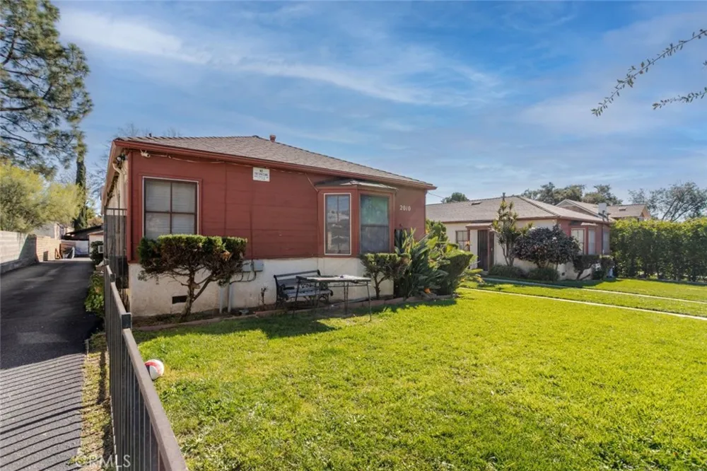 2010 Los Robles Avenue Pasadena, CA 91104