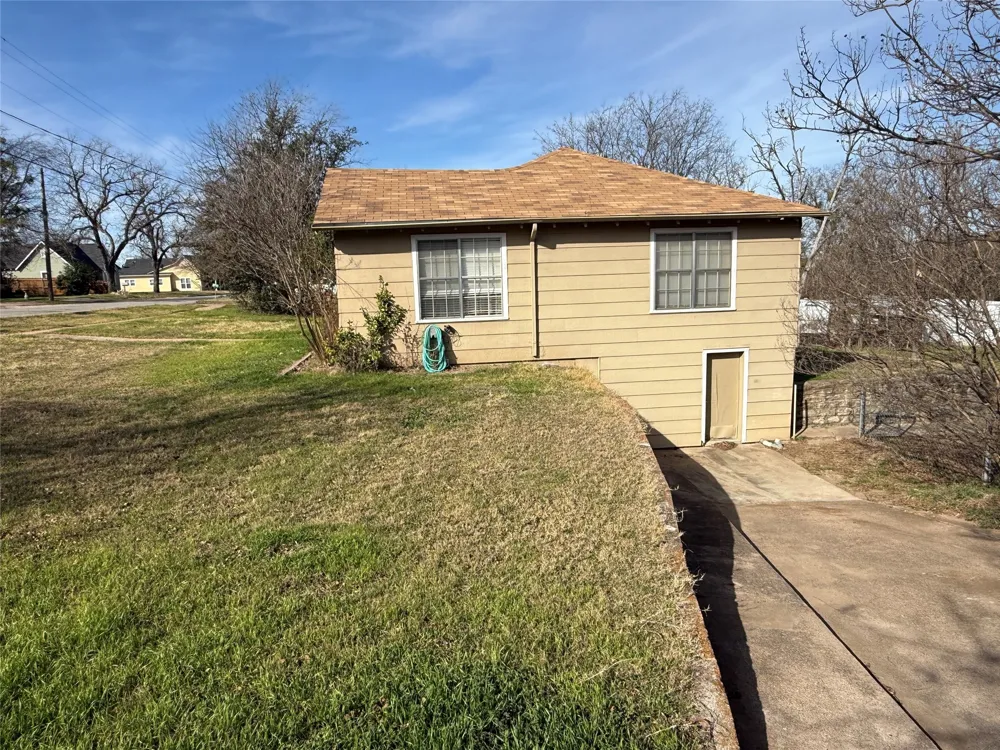 609 E Henry Hamilton, TX 76531
