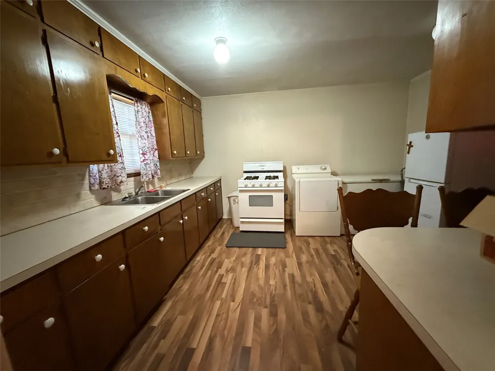 609 E Henry Hamilton, TX 76531