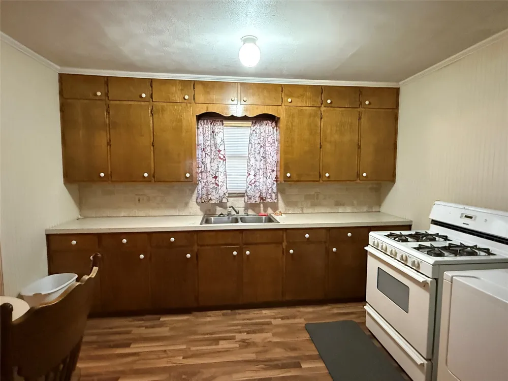 609 E Henry Hamilton, TX 76531