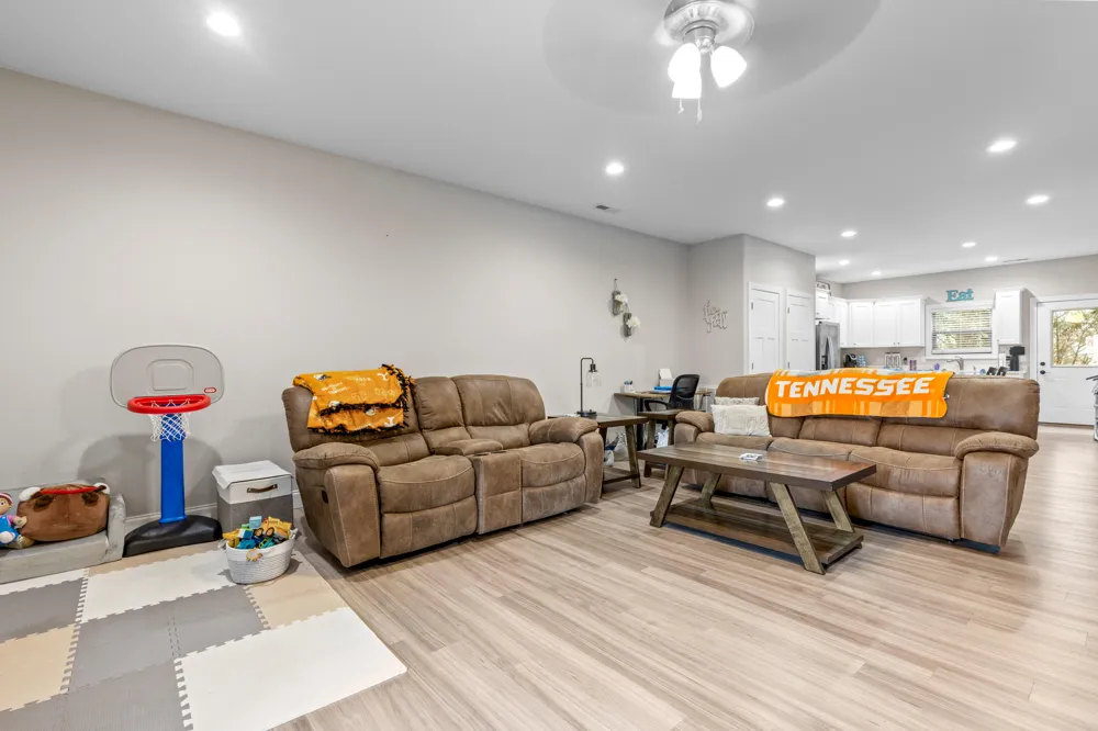 1255 New Lake Road Spring City, TN 37381