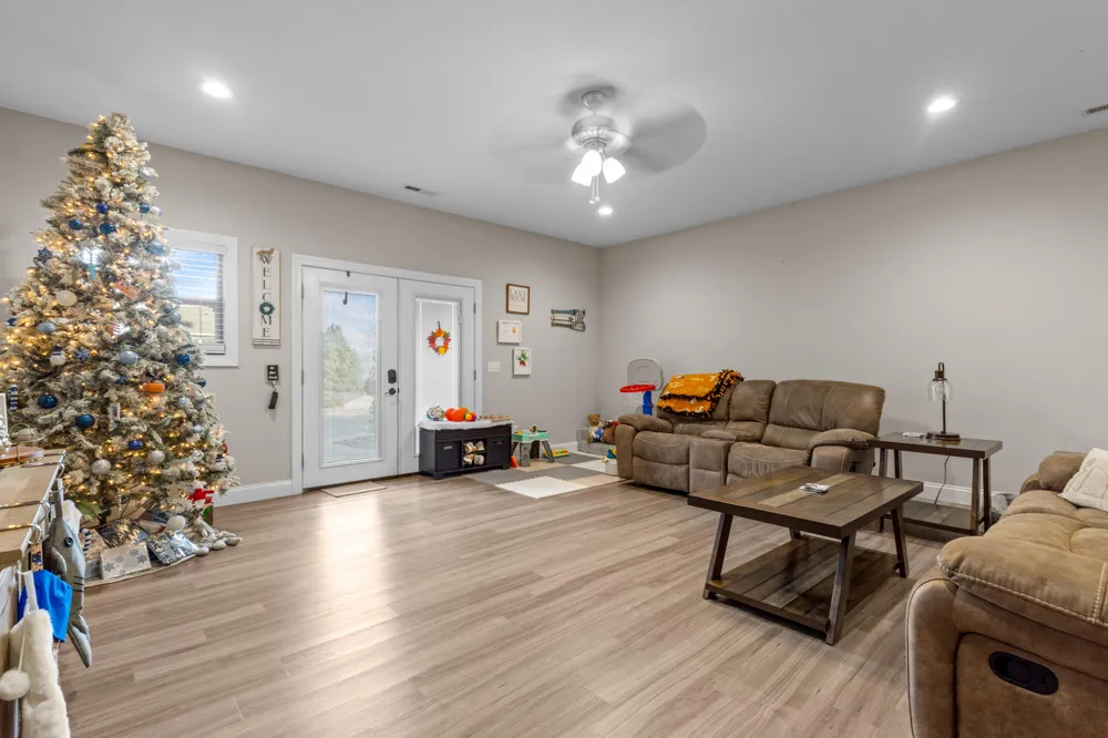 1255 New Lake Road Spring City, TN 37381